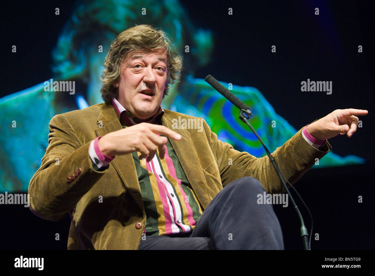 Stephen Fry acteur comédien auteur écrivain et journaliste, représenté à la conversation à Hay Festival 2010 Hay-on-Wye Powys Pays de Galles UK Banque D'Images