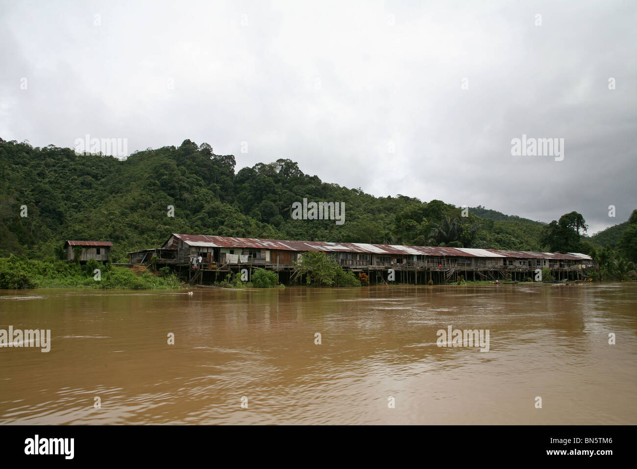 Iban longhouse le long de la rivière rajang à Bornéo Banque D'Images