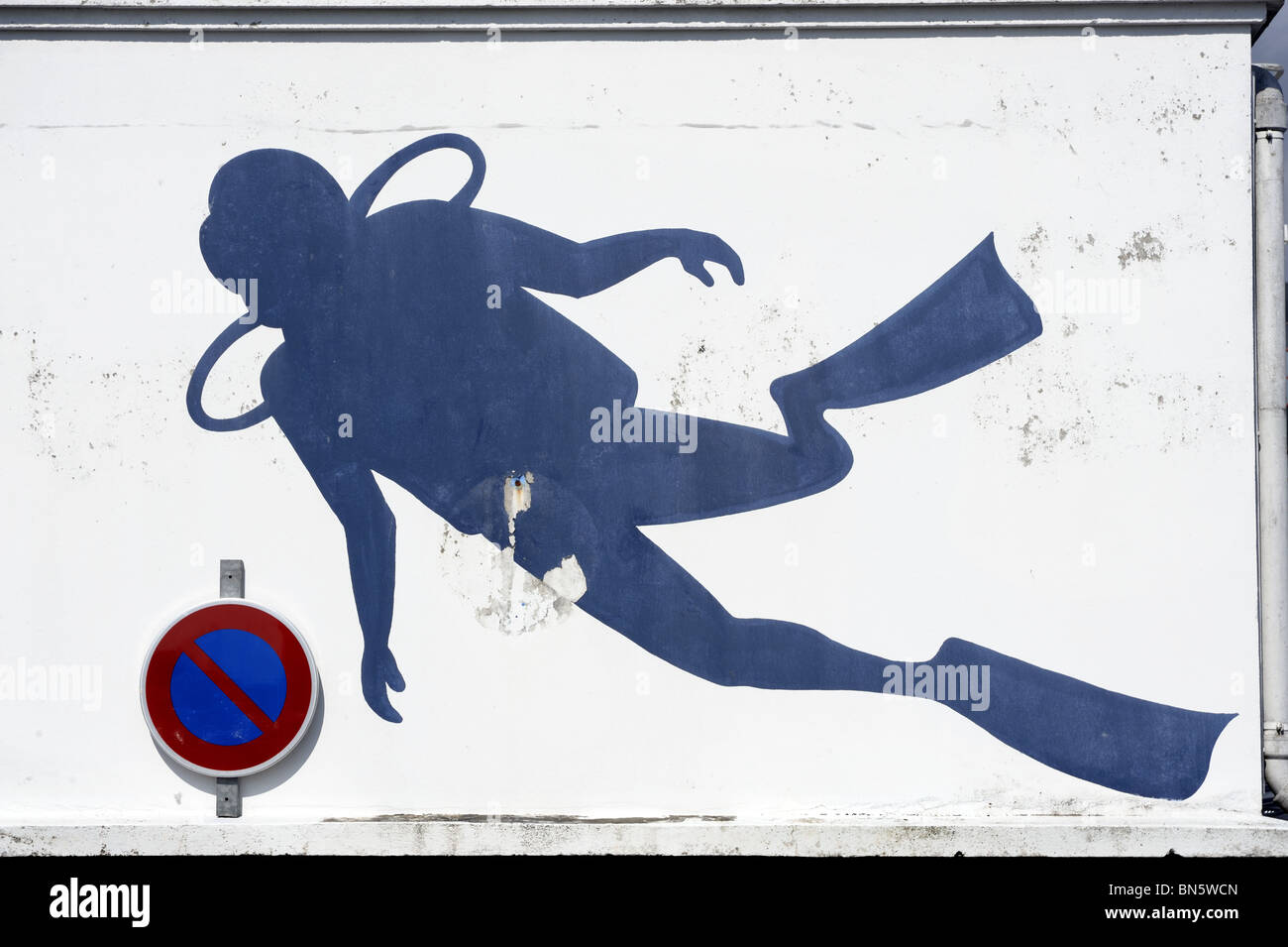 Affiche de plongeur sur un mur à Brest, Bretagne, France Banque D'Images