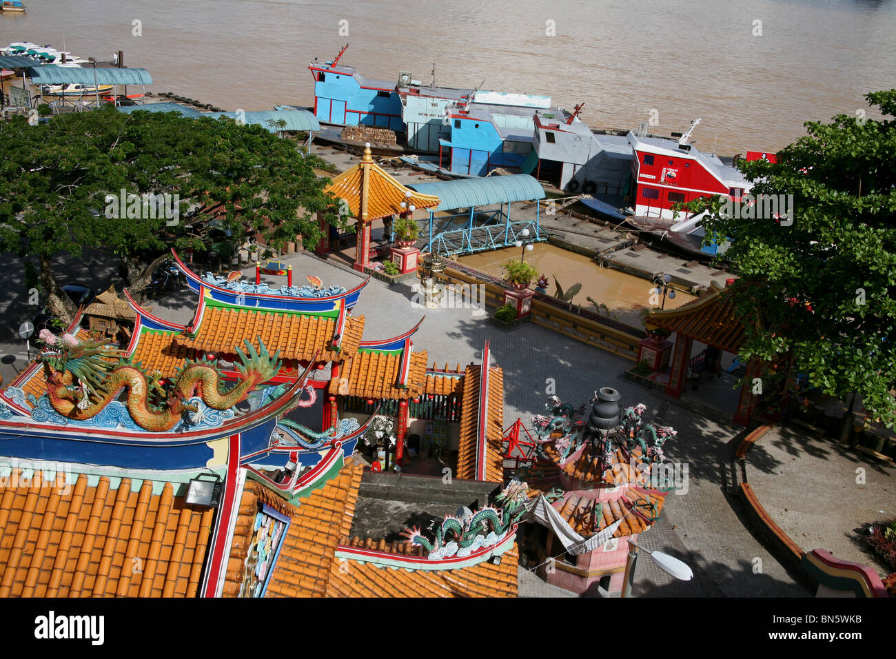 Ville de Sibu, Sarawak, Bornéo, Malaisie. Vue depuis le Temple Tua Pek Kong à la marchés flottants sur le fleuve Rajang. Banque D'Images