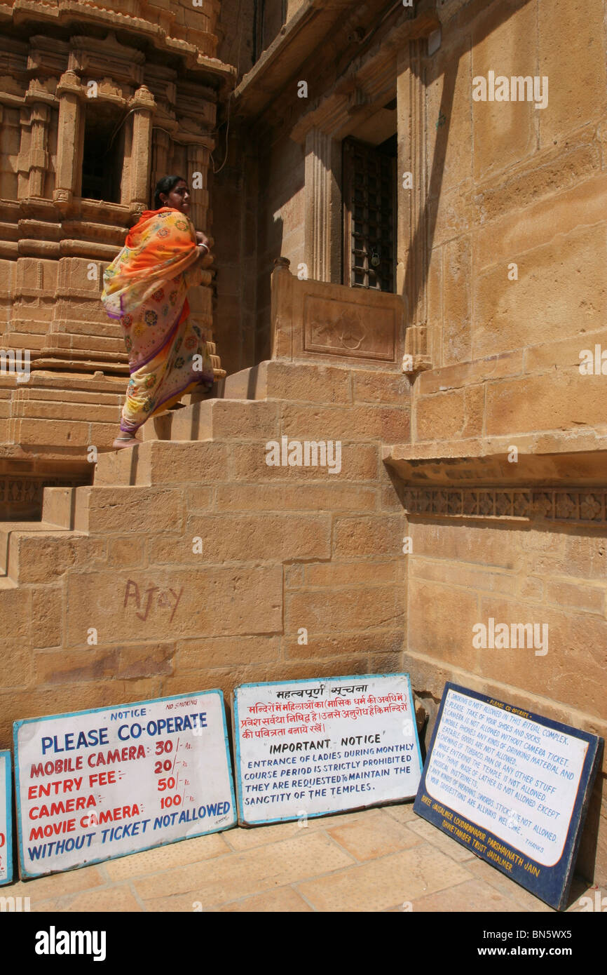 Entrée de Jain temple à Jaislamer, Rajasthan, Inde Banque D'Images