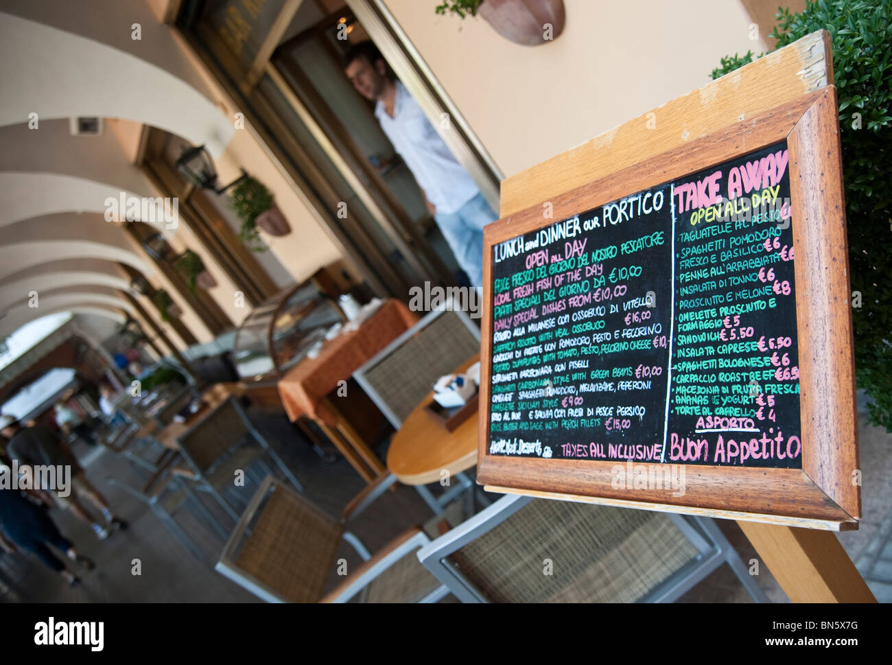 Un conseil avec le menu à l'extérieur d'un restaurant à Bellagio, Lac de Côme, Italie Banque D'Images
