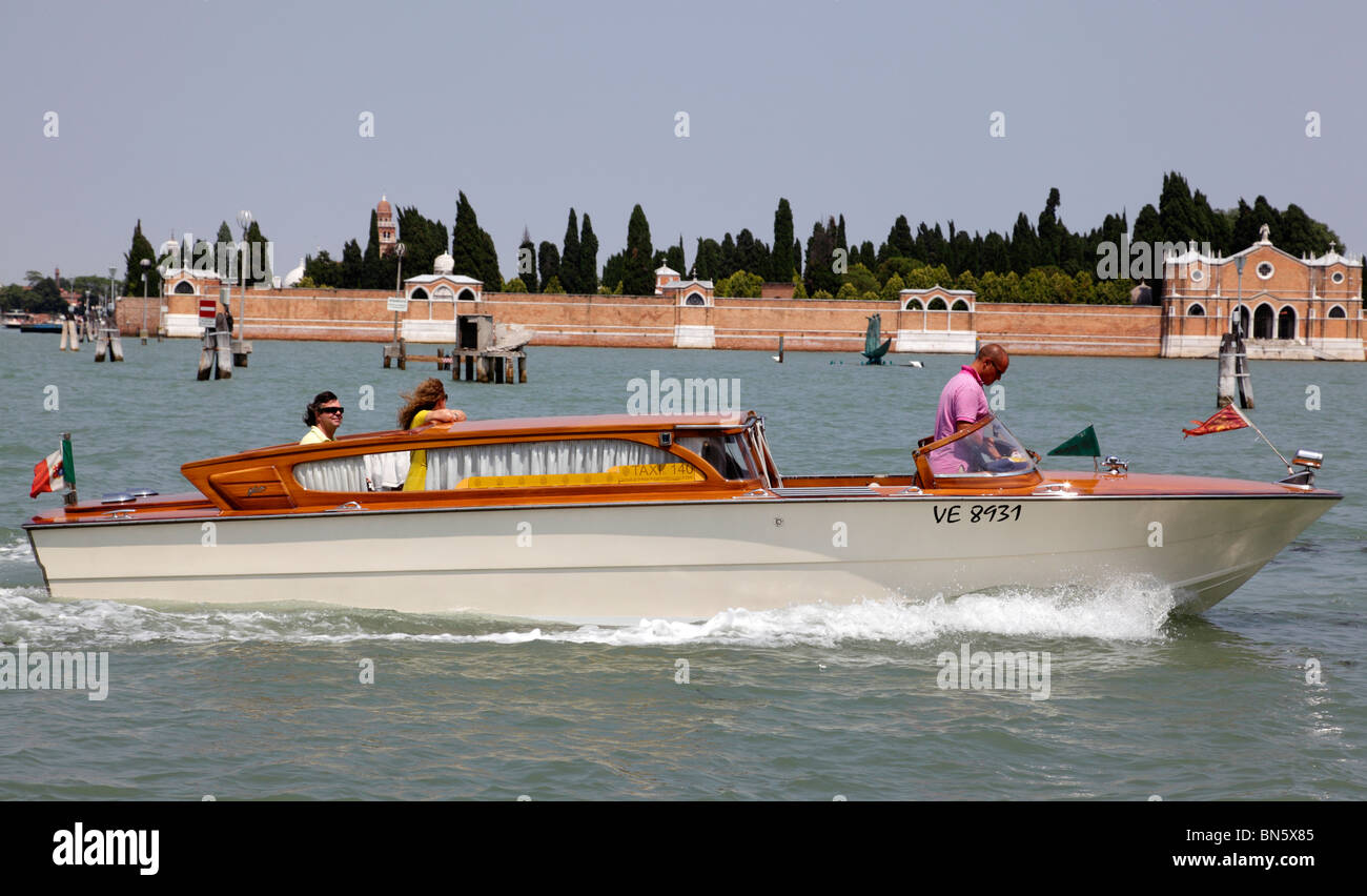 Un taxi d'eau sur le canal Venise Italie Banque D'Images