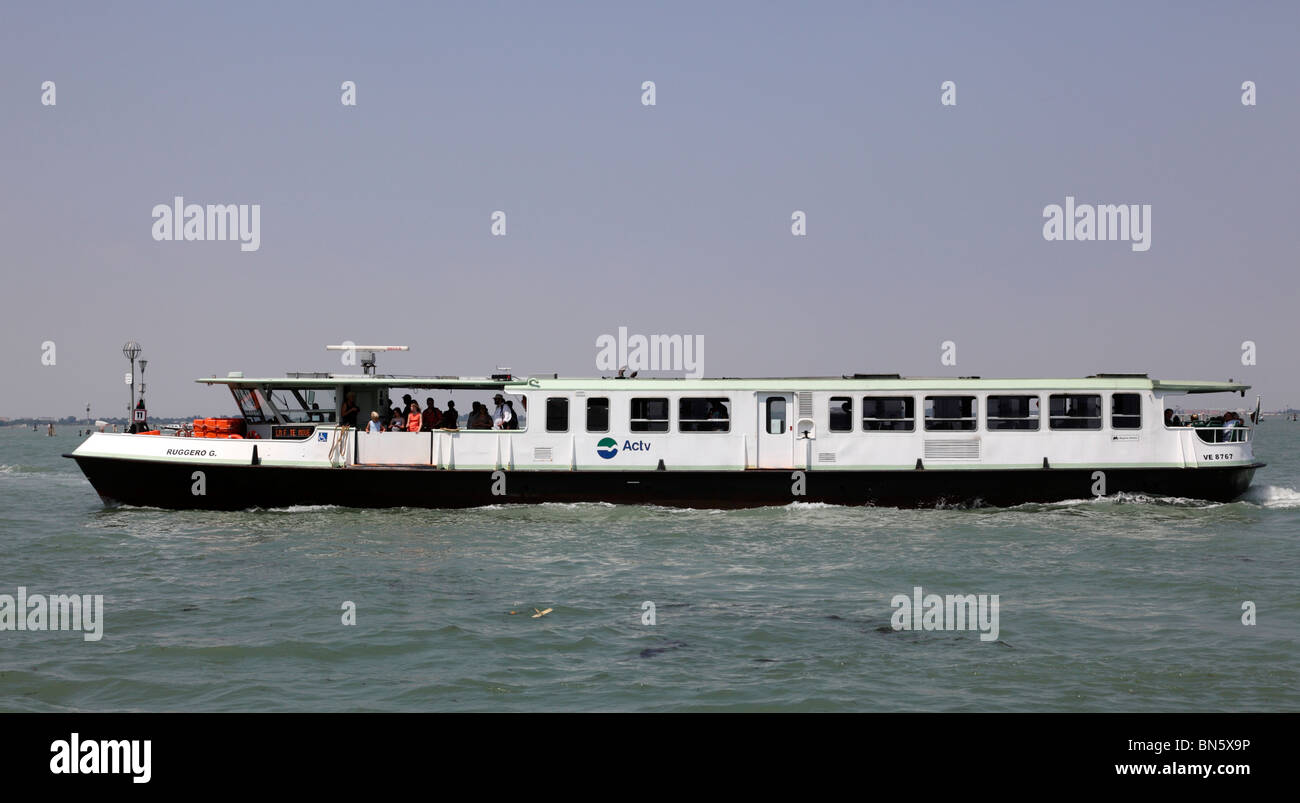 Un vaporetto sur le canal Venise Italie Banque D'Images