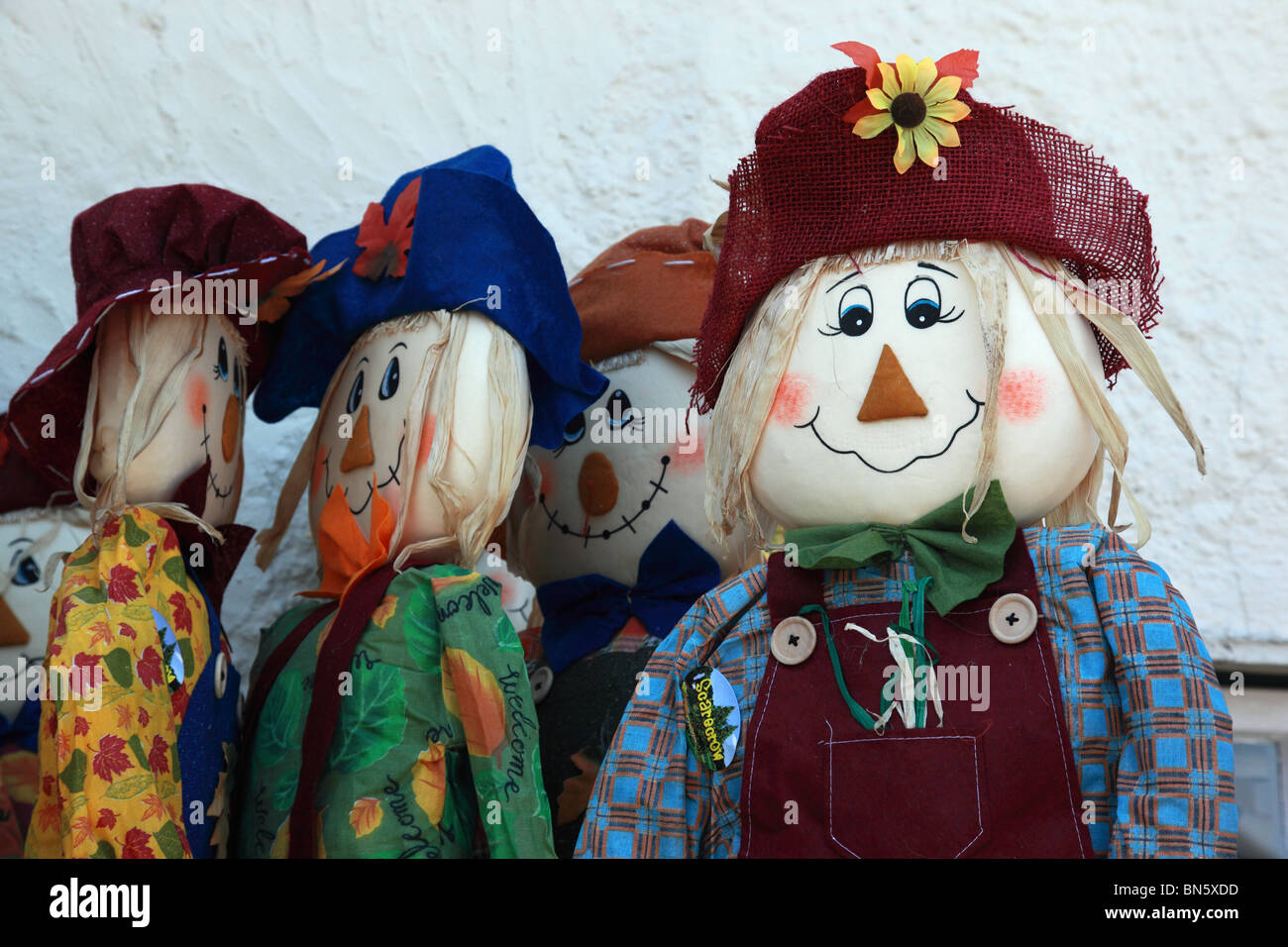 Poupées d'épouvantail pour la vente à l'extérieur un atelier à Lynmouth, Devon Banque D'Images