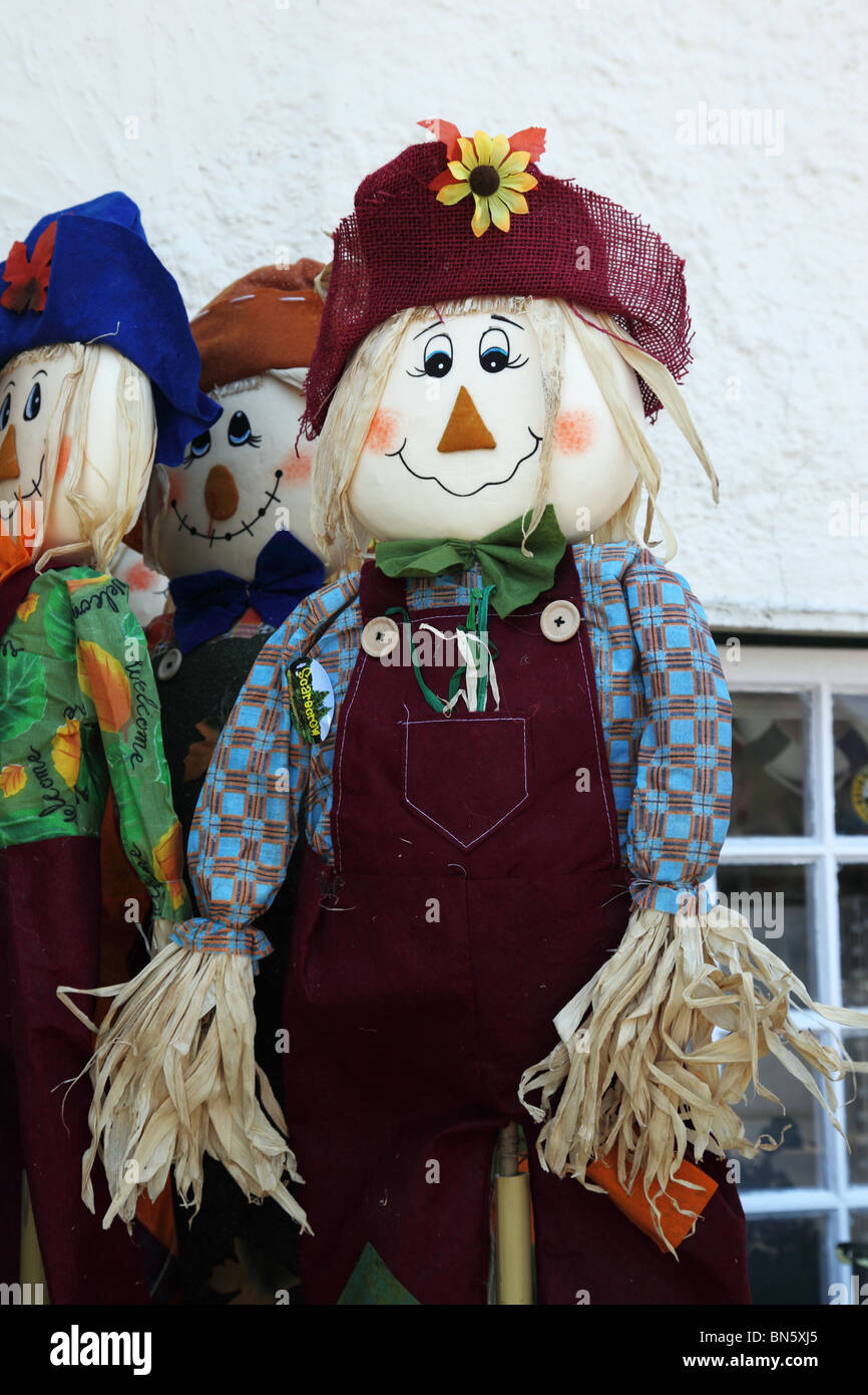 Poupées d'épouvantail pour la vente à l'extérieur un atelier à Lynmouth, Devon Banque D'Images