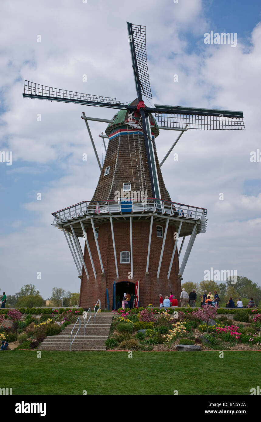 Tulip Time festival Dutch Holland Michigan aux États-Unis de Zwaan une authentique île hollandaise de moulin à vent lors d'une foire commerciale aux États-Unis vertical aux États-Unis haute résolution Banque D'Images