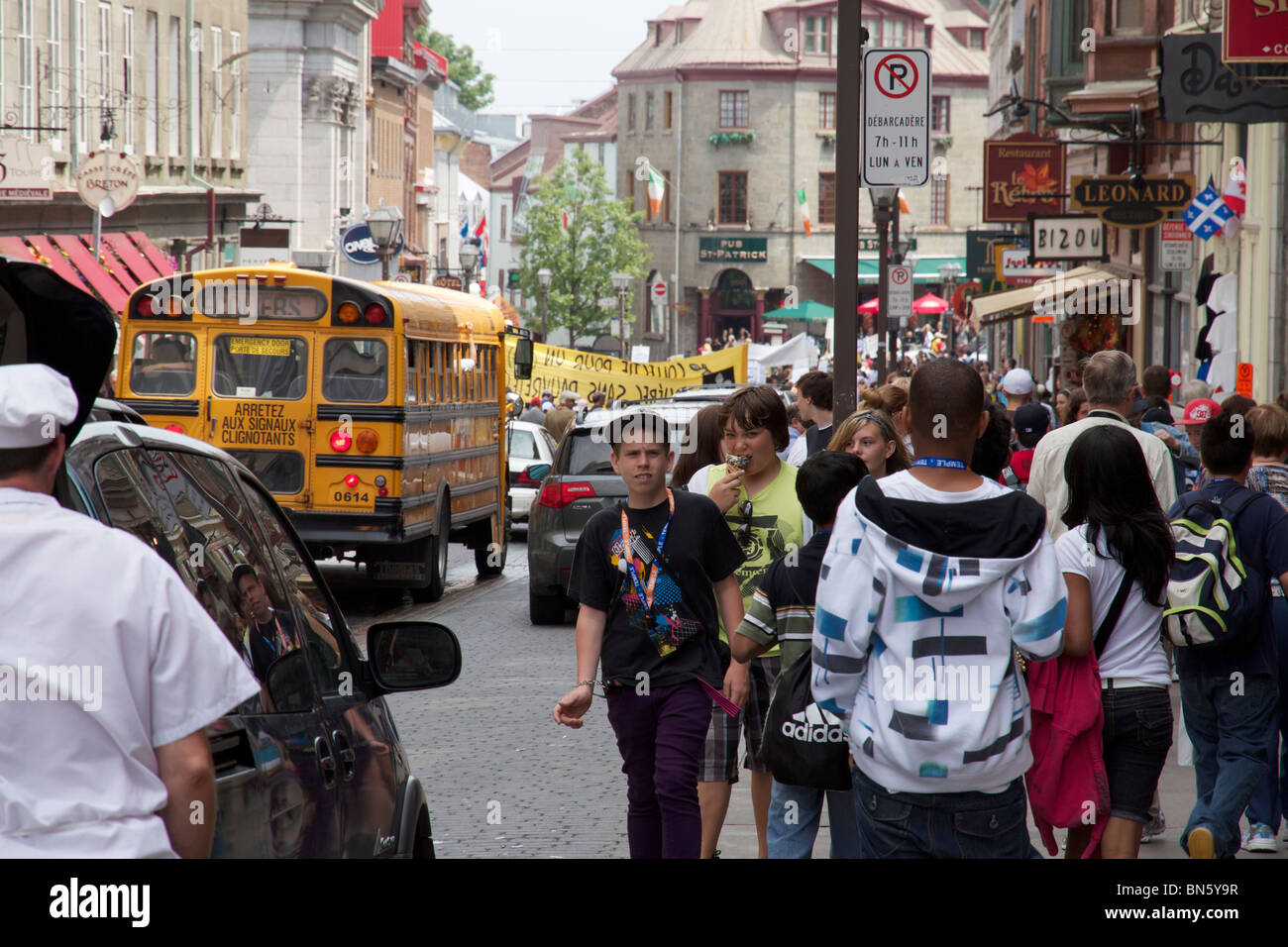 La fin du printemps journée ensoleillée. La rue Saint-Jean. La ville de Québec, Canada. La protestation de la rue en arrière-plan. Banque D'Images