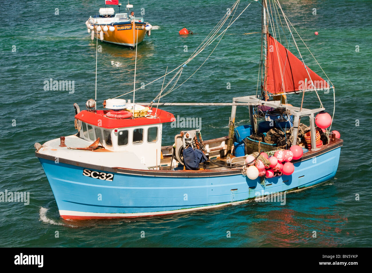 Bateaux dans Hugh Town harbour, St Mary, Îles Scily, UK. Banque D'Images