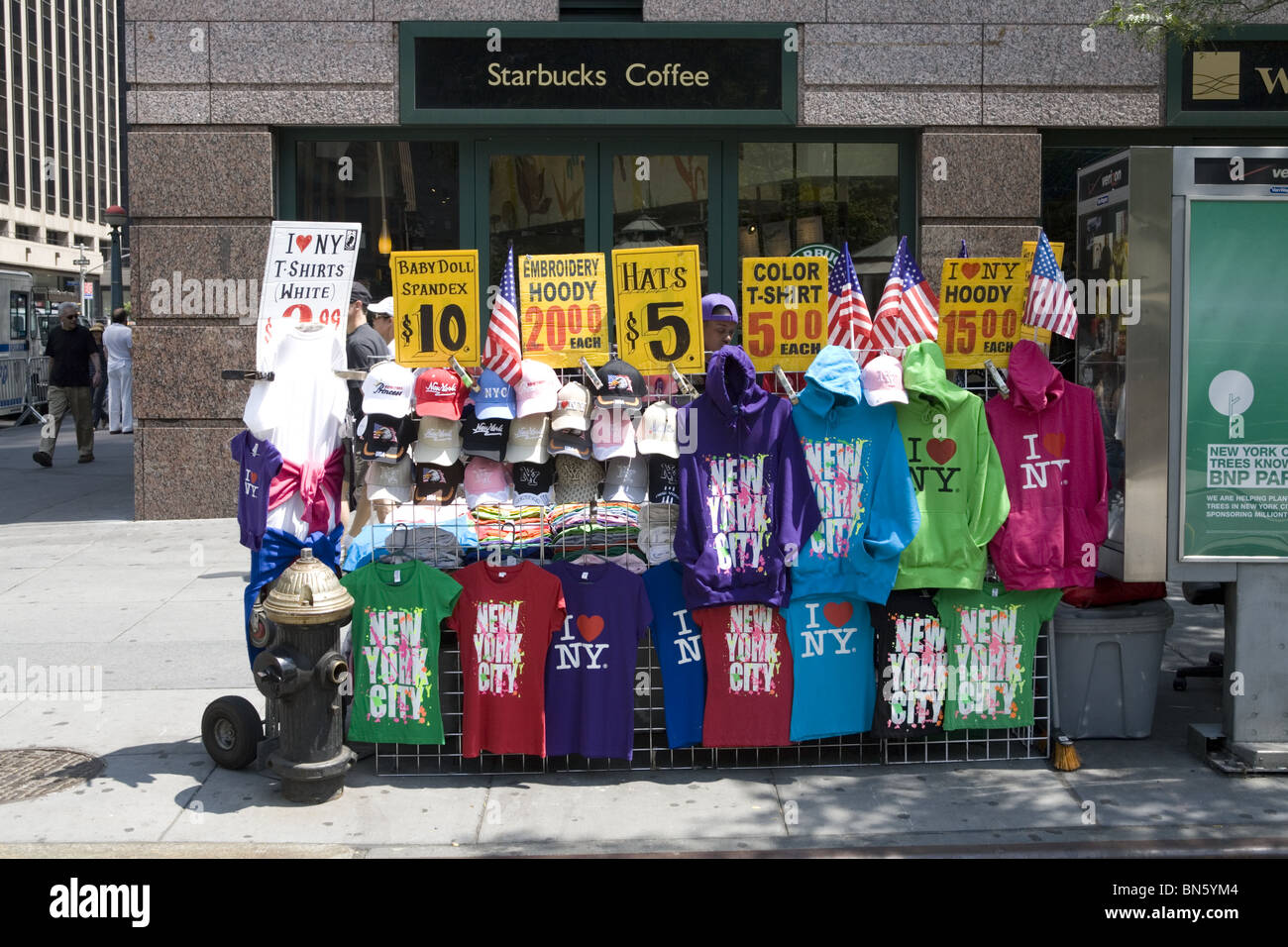 Ville de NY stand de souvenirs sur la 42e Rue à Ave. des Amériques (6e Ave.) à Manhattan. Banque D'Images