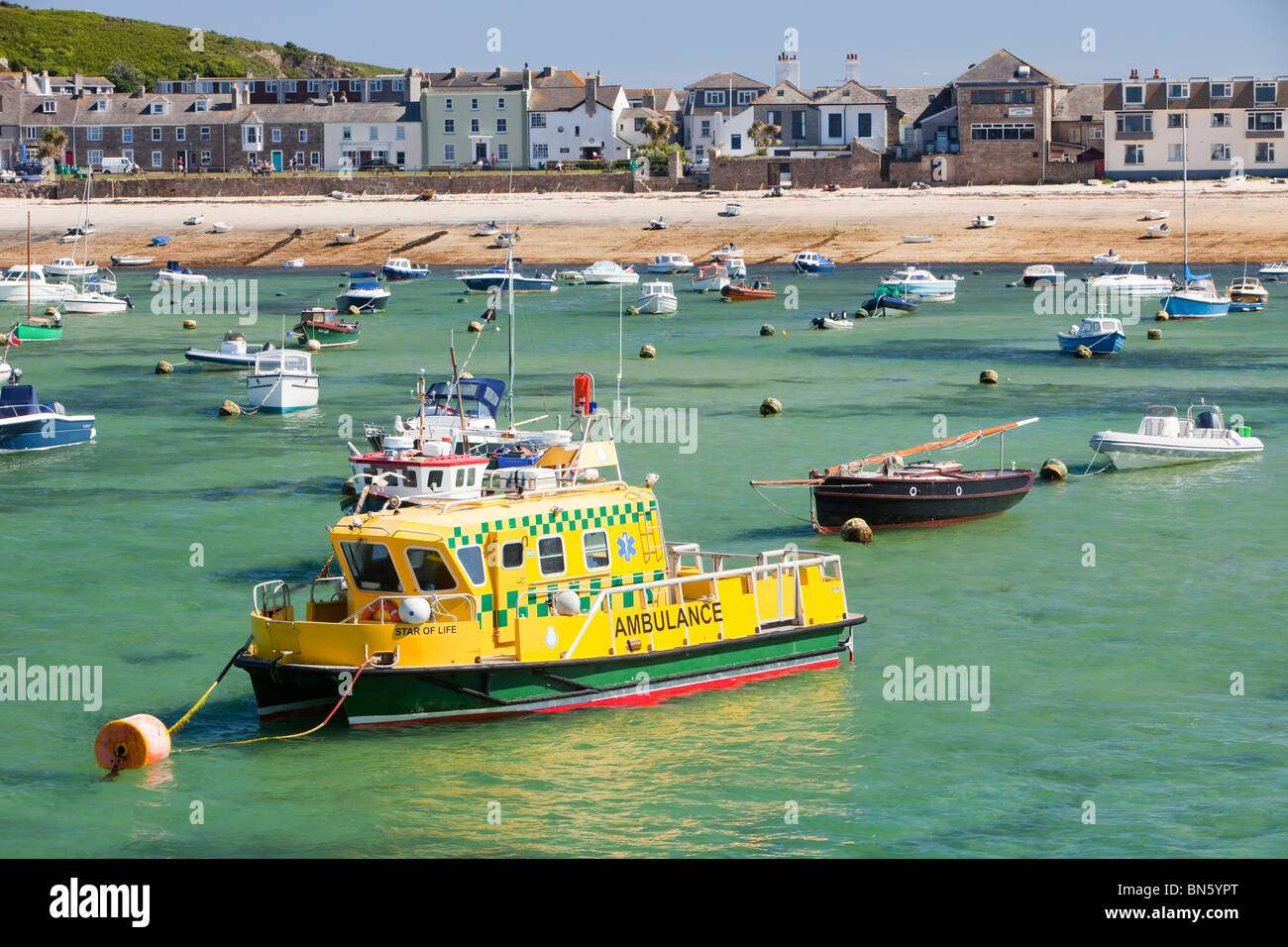 Une ambulance bateau amarré dans le port de Hugh Town sur St Mary's, Îles Scilly, au Royaume-Uni. Banque D'Images