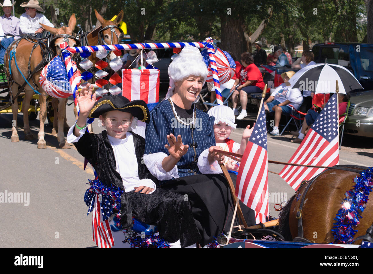 Les participants ont défilé en patriotes pionnier passer en revue, à la 4e de juillet parade à Capitan, Nouveau Mexique. Banque D'Images