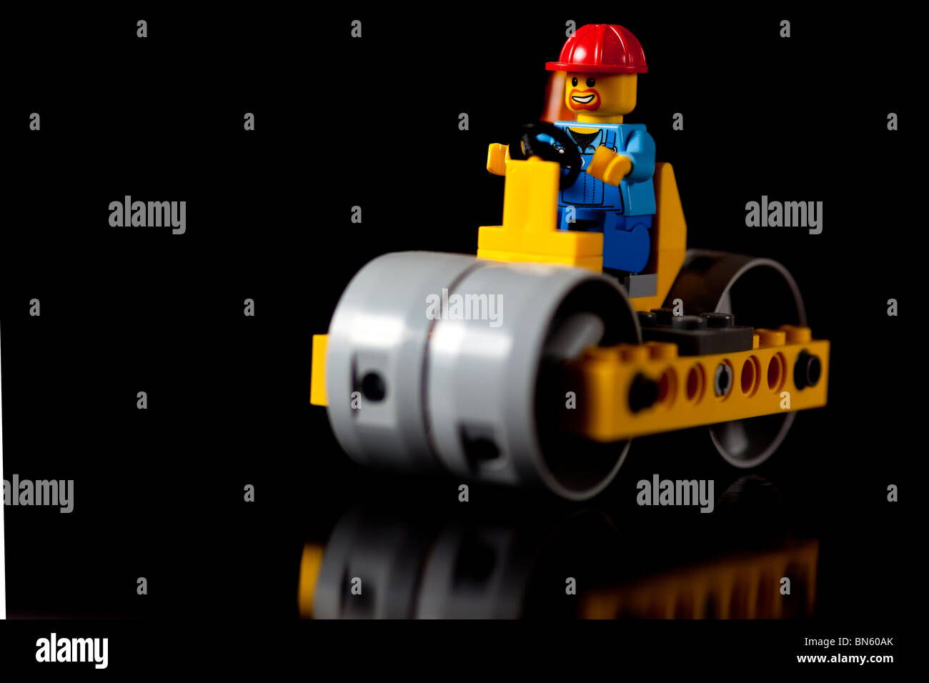 Bouteur Lego man driving Banque D'Images