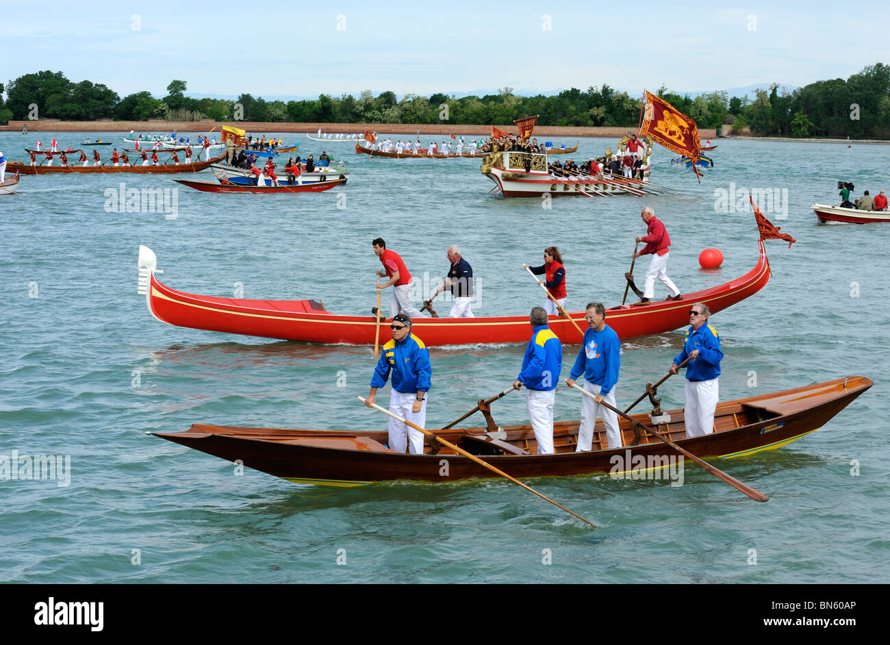 Les barques à la Festa della Sensa procession de San Marco Venise pour arriver à San Nicolo sur le Lido Banque D'Images