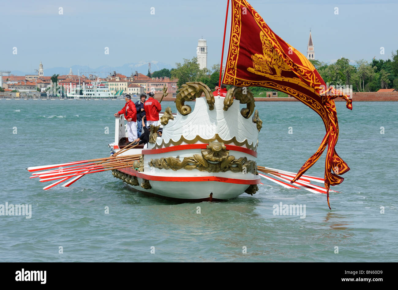 Les Doges barge de cérémonie avec la Festa della Sensa procession de San Marco Venise pour arriver à San Nicolo sur le Lido Banque D'Images