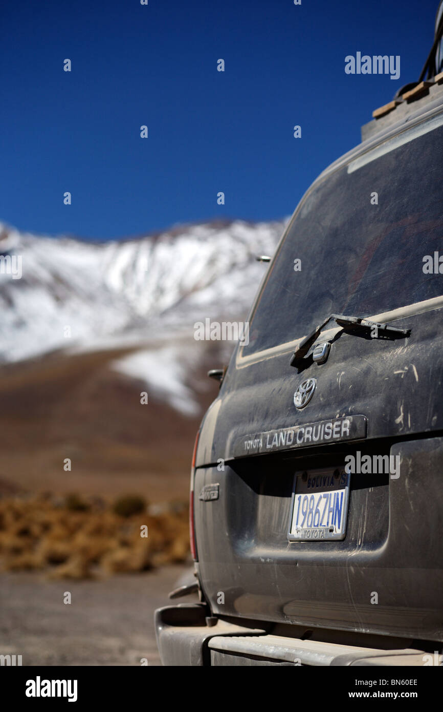 Un 4X4 Toyota Landcruiser jeep traverse le sud du désert de l'altiplano en Bolivie Banque D'Images