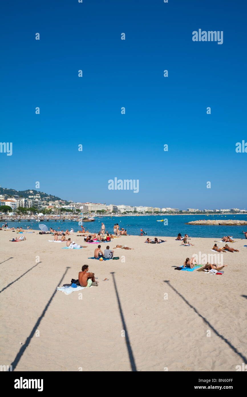 Le soleil sur la plage, Boulevard de la Croisette, Cannes, Provence-Alpes-Côte d'Azur, France Banque D'Images