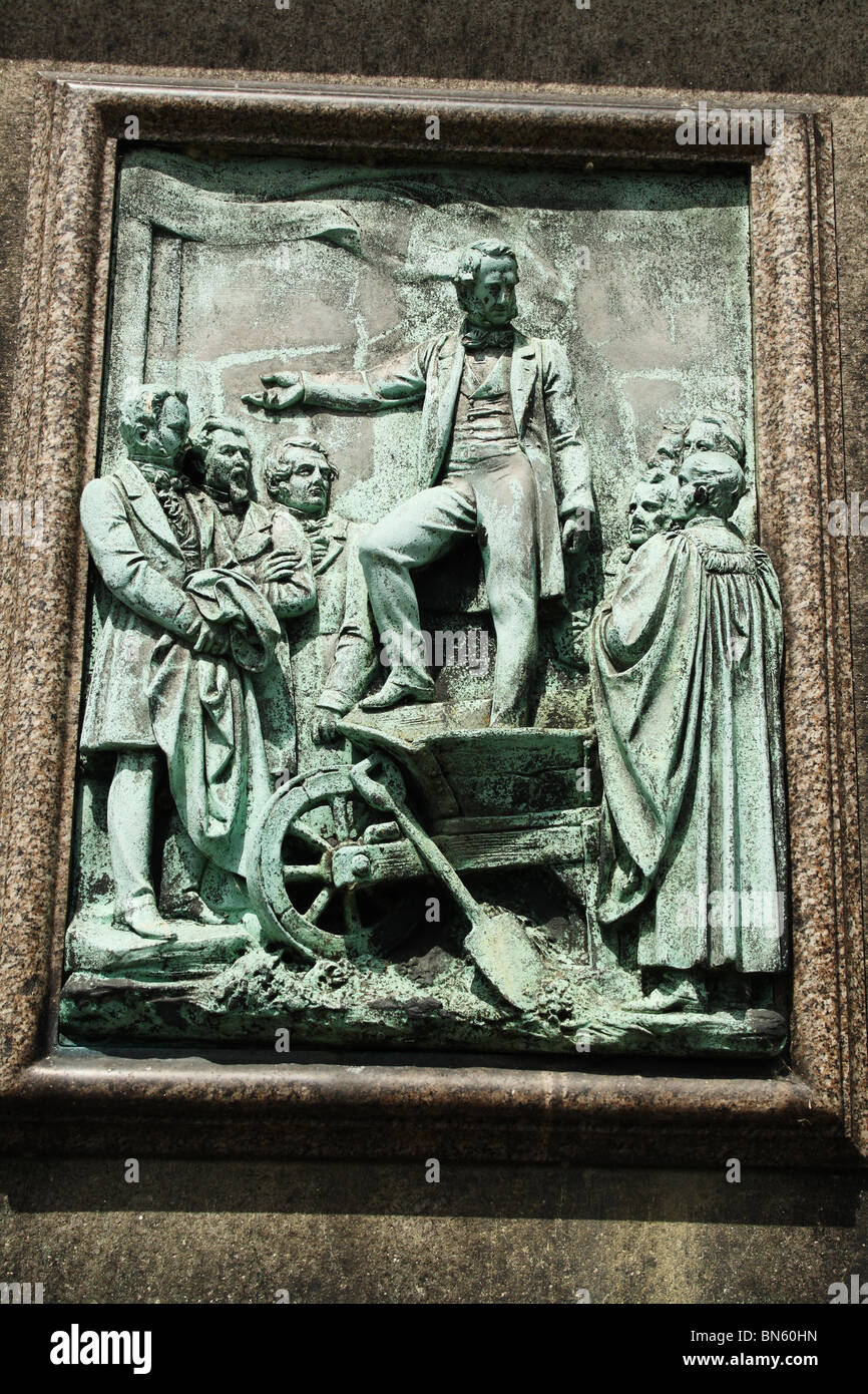 Edward Akroyd de Halifax, dans le quartier de Calderdale Statue Yorkshire détails de relief en bronze sur socle Banque D'Images
