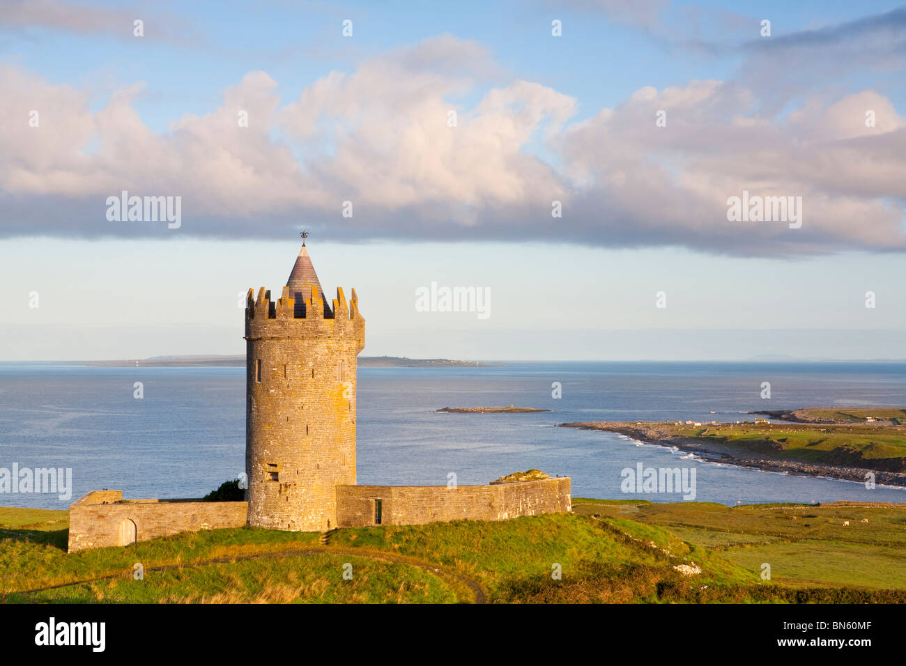 Tôt le matin chaud soleil illumine le château de Doonagore idyllique, Doolin, Co Clare, Ireland Banque D'Images