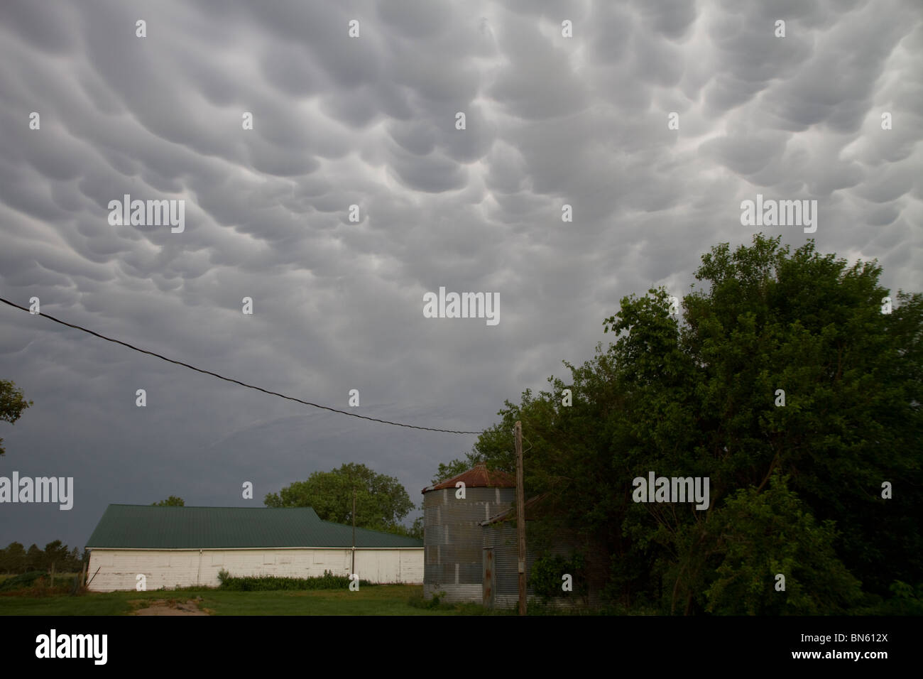 Les nuages mammatus. Des conditions météorologiques orageuses avec des orages et de fortes pluies. Midwest USA Banque D'Images Les nuages mammatus. Des conditions météorologiques orageuses avec des orages et de fortes pluies. Midwest USA Banque D'Images