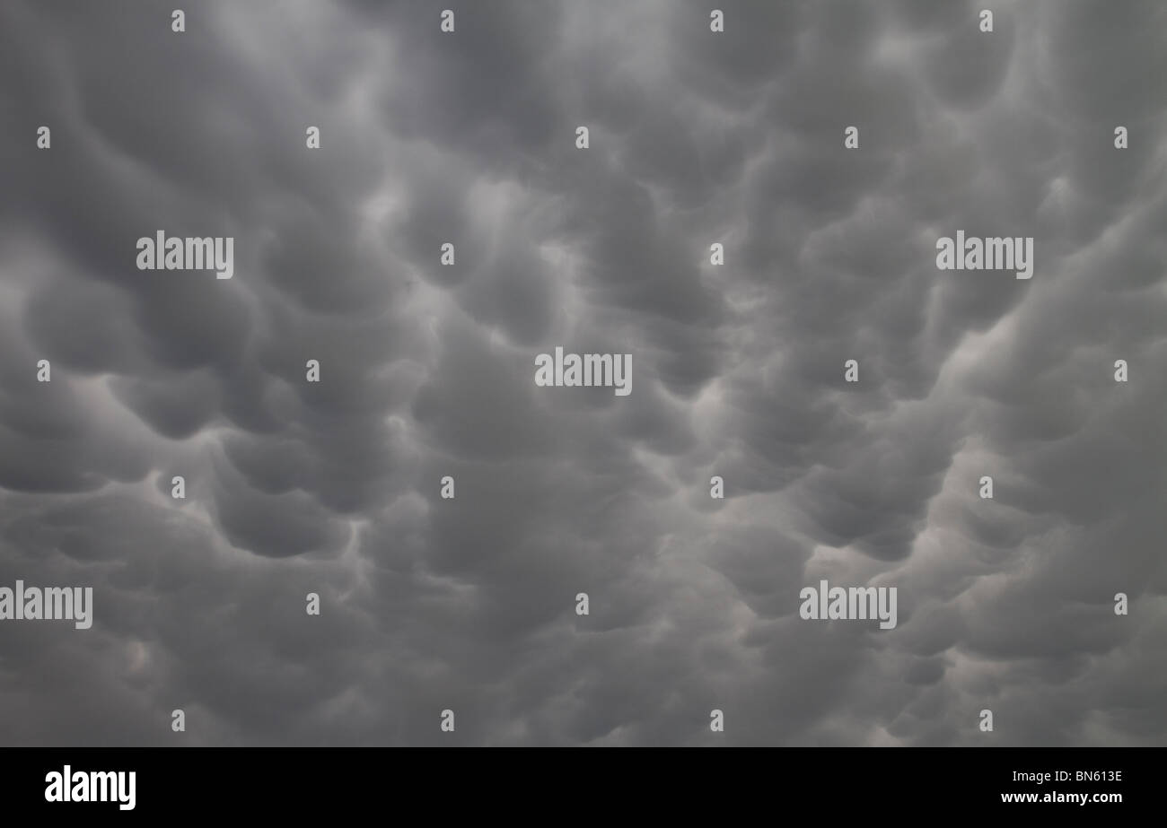 Les nuages mammatus. Des conditions météorologiques orageuses avec des orages et de fortes pluies. Midwest USA Banque D'Images Les nuages mammatus. Des conditions météorologiques orageuses avec des orages et de fortes pluies. Midwest USA Banque D'Images
