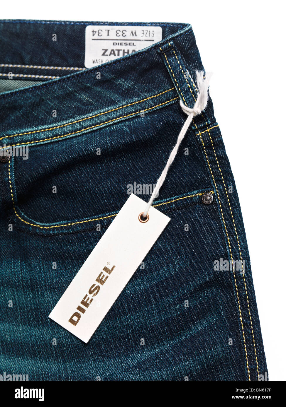 Étiquette sur dark blue jeans Diesel isolé sur fond blanc Banque D'Images
