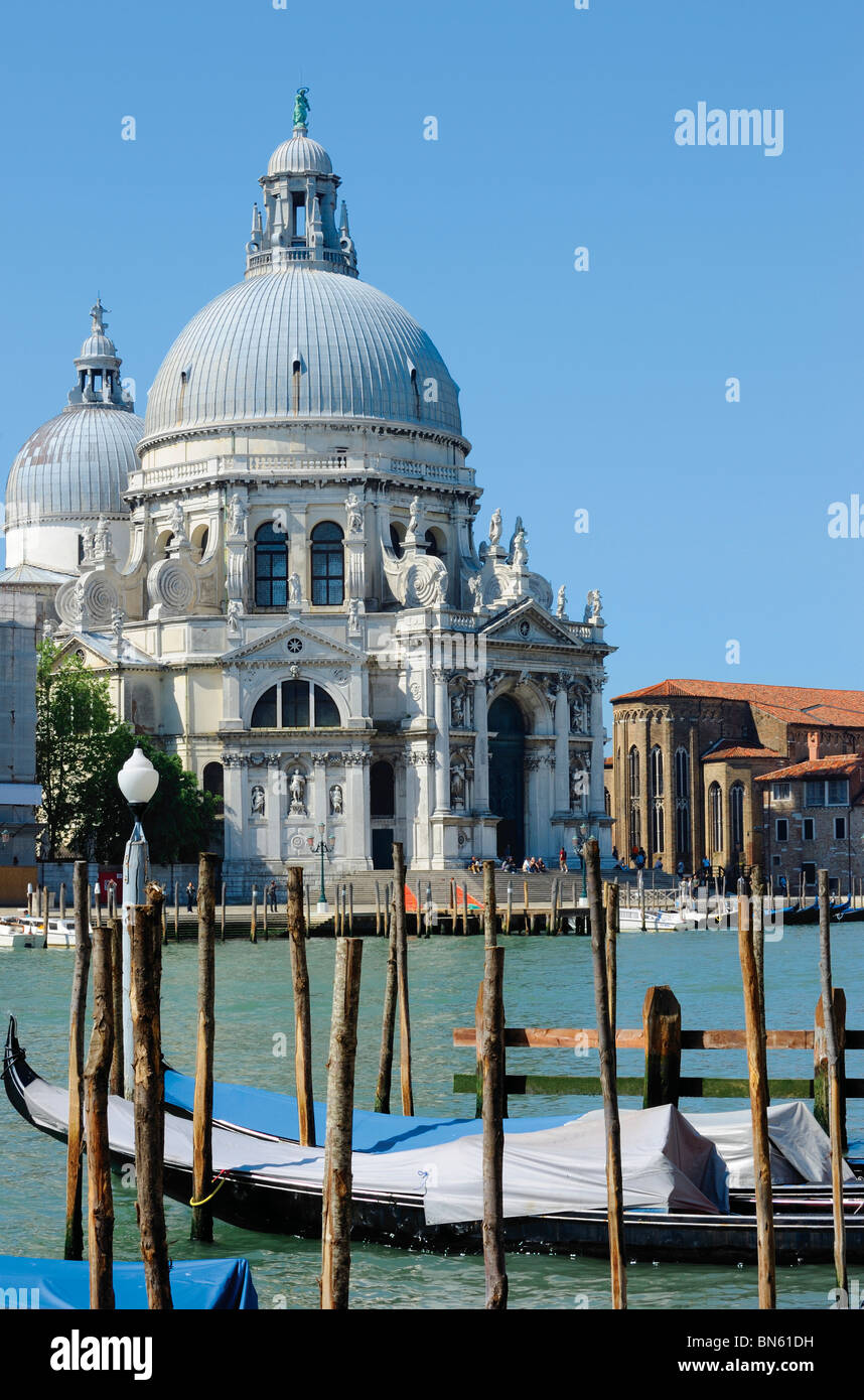 Santa Maria della Salute sur le Grand Canal à Venise Banque D'Images