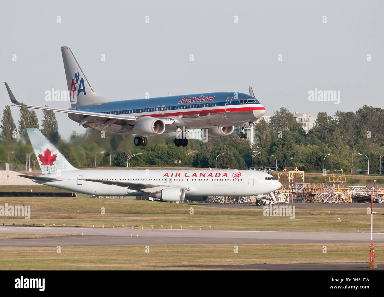 Un Boeing 737 d'American Airlines avion de ligne à l'atterrissage à l'Aéroport International de Vancouver (YVR). Banque D'Images