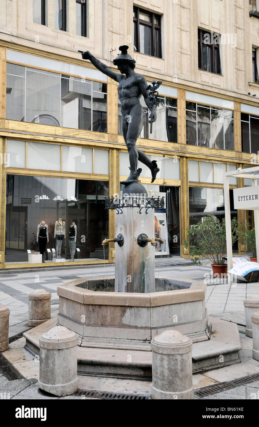 Fontaine antique avec sculpture de bronze, Budapest,Hongrie,Europe Banque D'Images