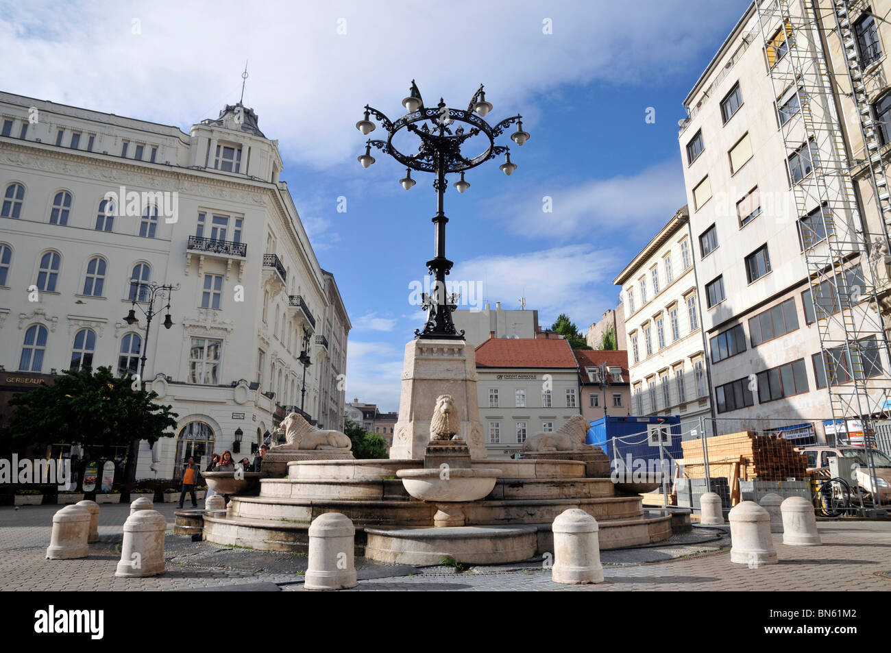 Fontaine et lampadaire avec sculpture , Budapest, Hongrie,Europa Banque D'Images