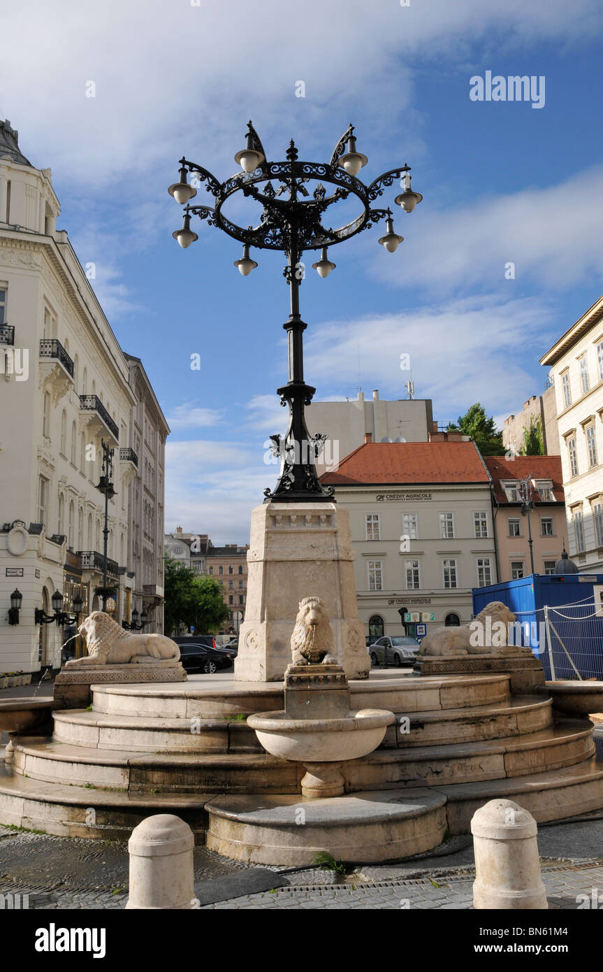 Fontaine et lampadaire avec sculpture, Budapest, Hongrie,Europa Banque D'Images