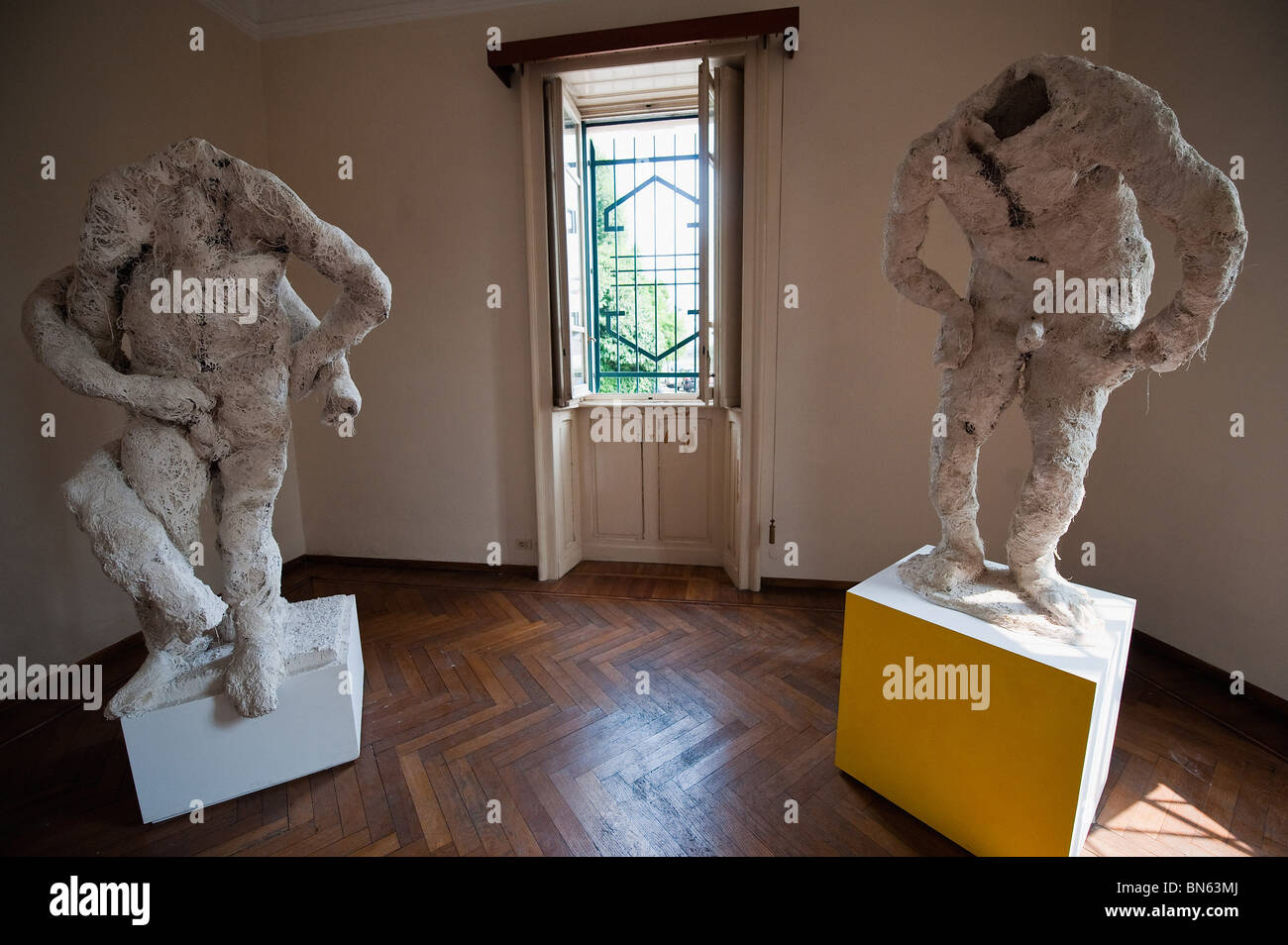 Sculptures de Gianni Dessi à 'Happy Days' exposition à Casa Testori, Novate Milanese, Italie Banque D'Images