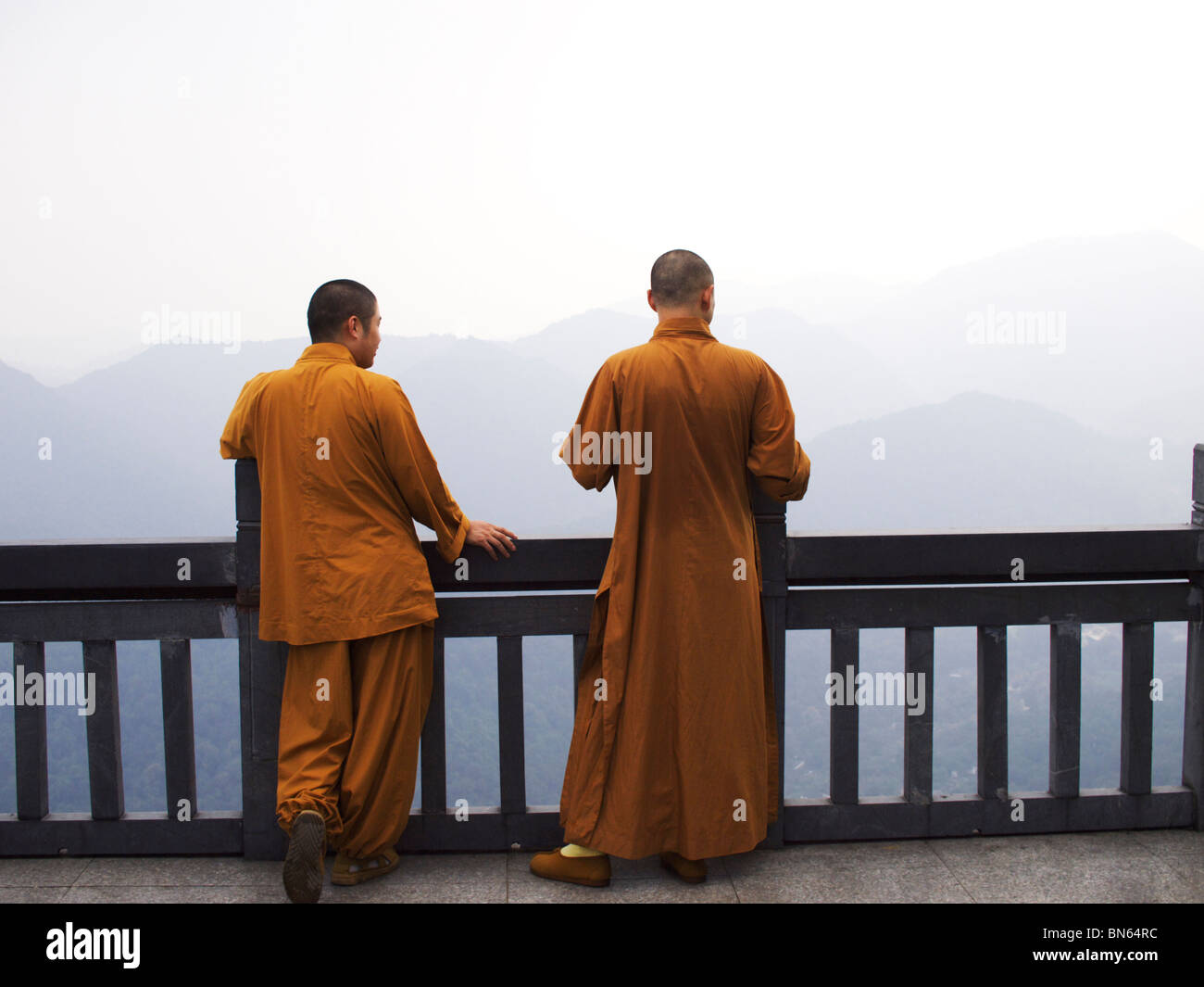 Deux moines d'un temple bouddhiste d'oeil sur les montagnes sur les plantations de thé de Hangzhou Banque D'Images