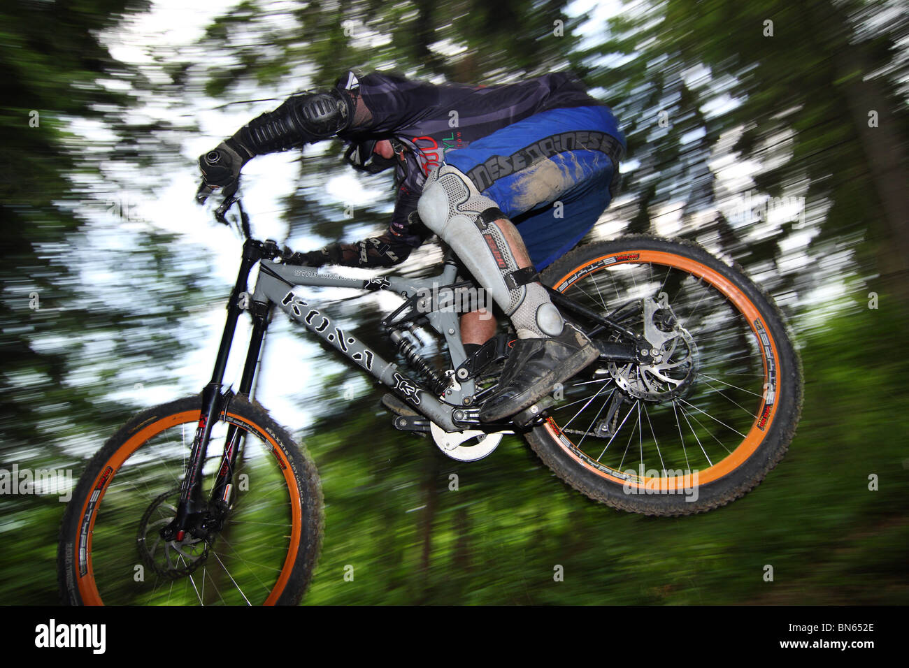 Vélo de montagne vtt de descente au cours de la race à Szczyrk, montagnes des Beskides, en Pologne. Banque D'Images
