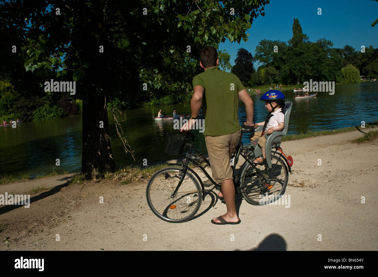 Paris, France, famille à vélo en profitant du parc urbain, 'Bois de Vincennes', dimanche, randonnée à vélo le jour du soleil Banque D'Images