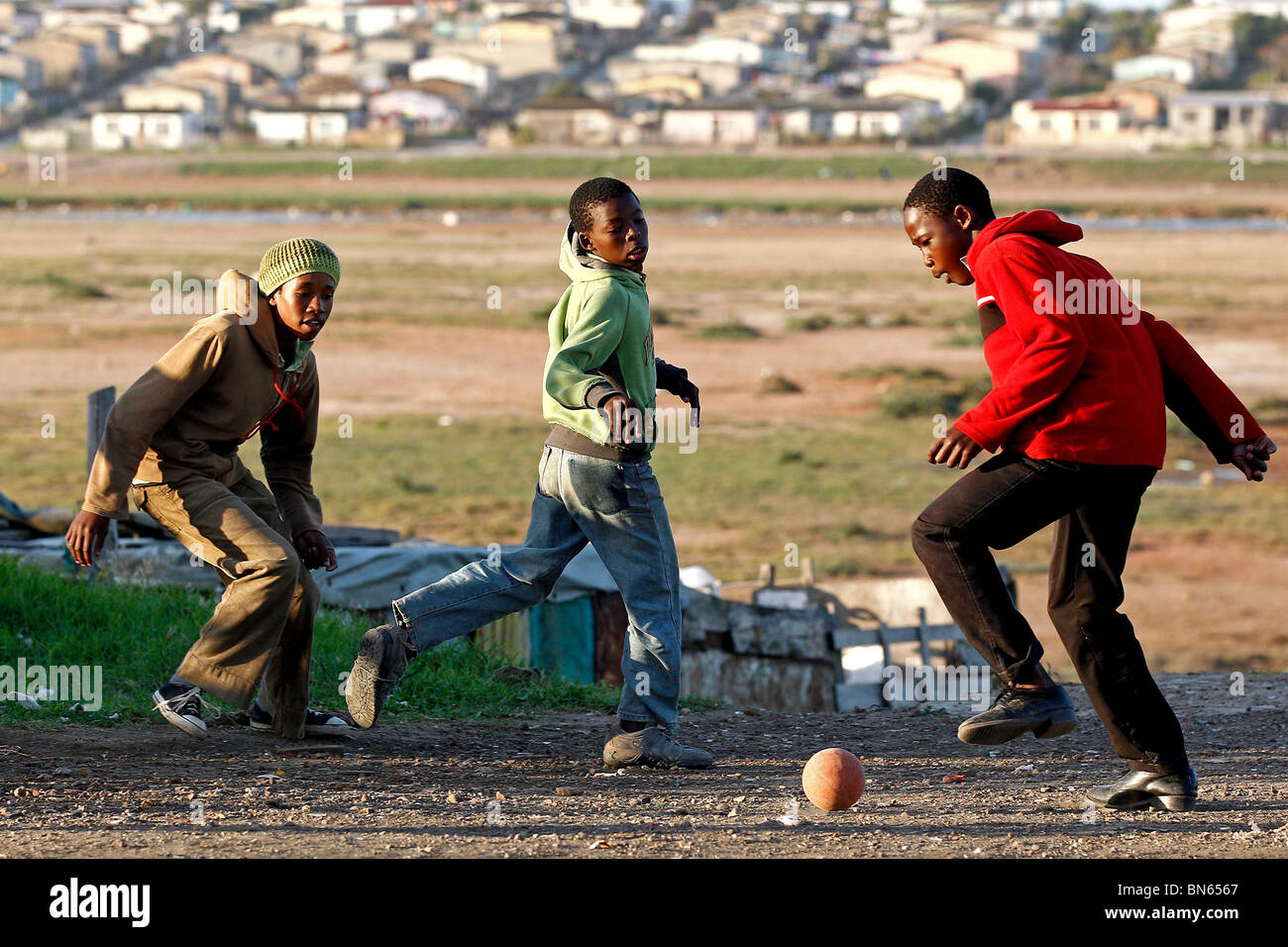 Les ENFANTS JOUENT AU FOOTBALL NEW BRIGHTON TOWNSHIP NEW BRIGHTON TOWNSHIP PORT ELIZABETH AFRIQUE DU SUD 01 Juillet 2010 Banque D'Images