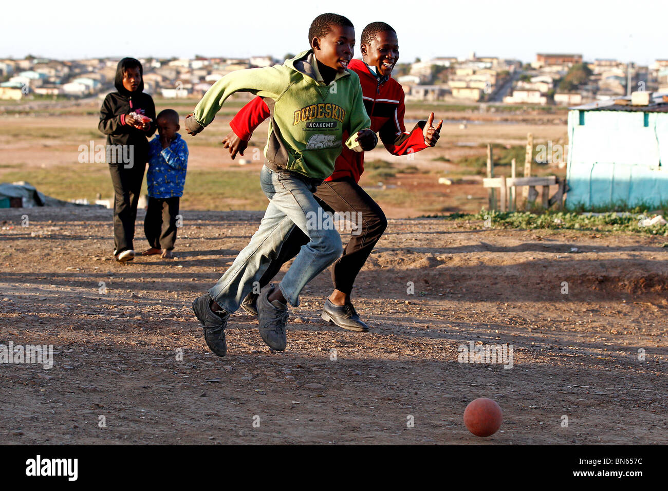 Les ENFANTS JOUENT AU FOOTBALL NEW BRIGHTON TOWNSHIP NEW BRIGHTON TOWNSHIP PORT ELIZABETH AFRIQUE DU SUD 01 Juillet 2010 Banque D'Images