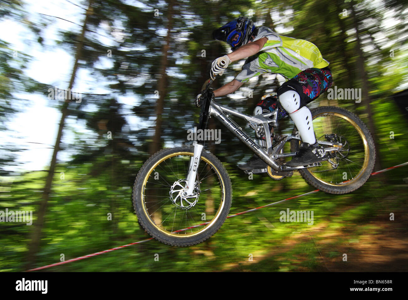 Vélo de montagne vtt de descente au cours de la race à Szczyrk, montagnes des Beskides, en Pologne. Banque D'Images