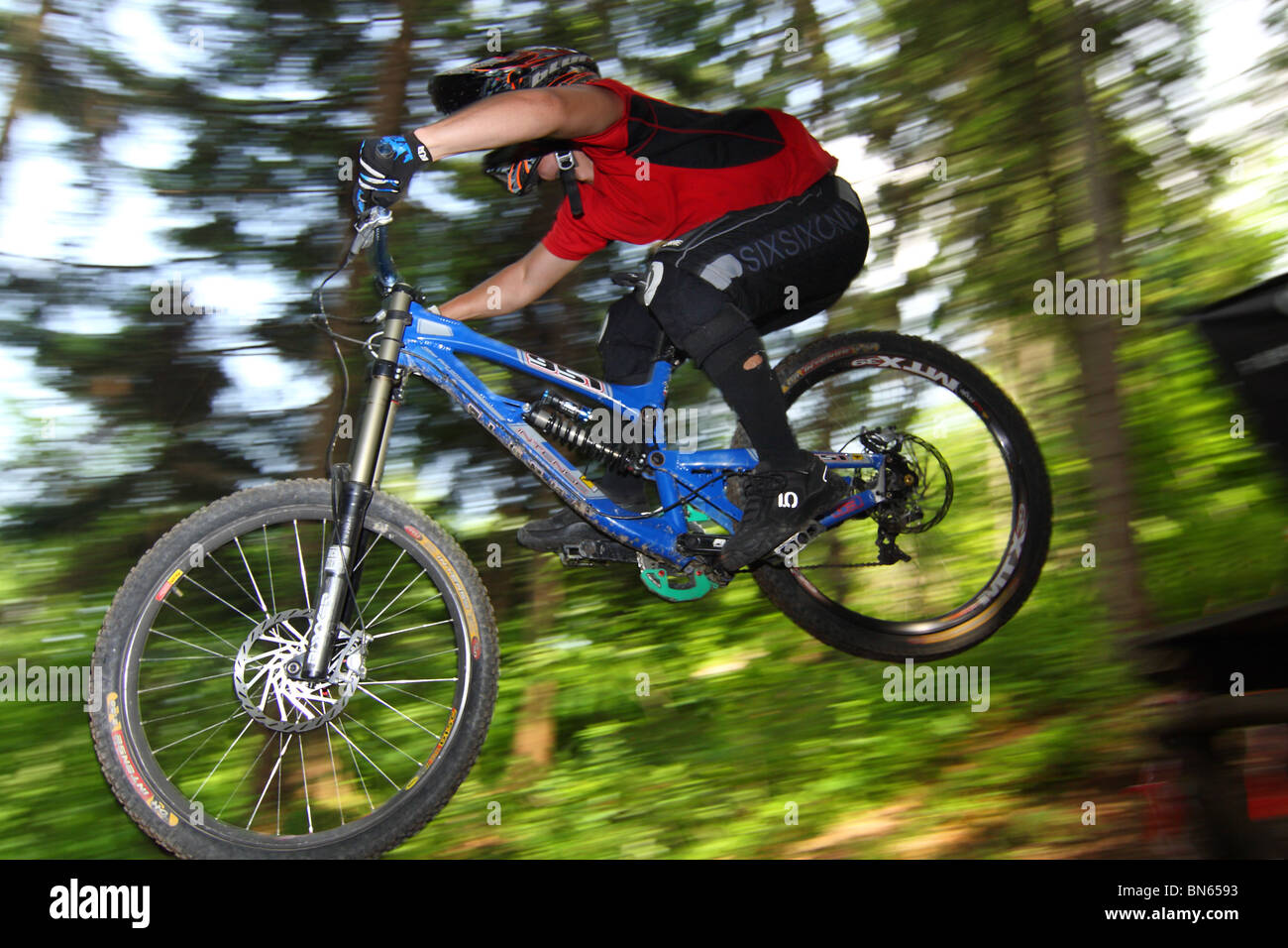 Vélo de montagne vtt de descente au cours de la race à Szczyrk, montagnes des Beskides, en Pologne. Banque D'Images