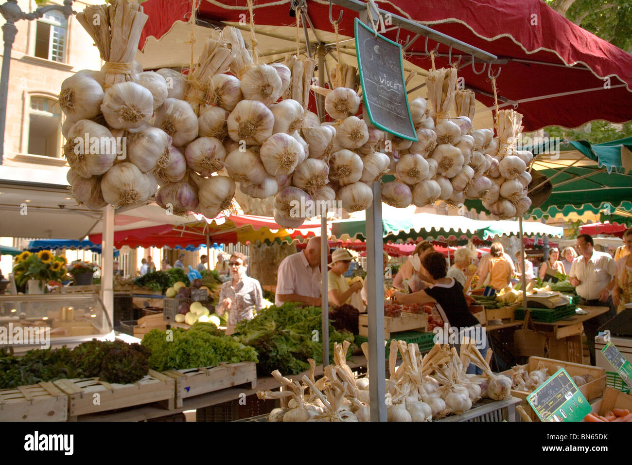 Bouquets d'ail au marché dans le sud de la France, Banque D'Images
