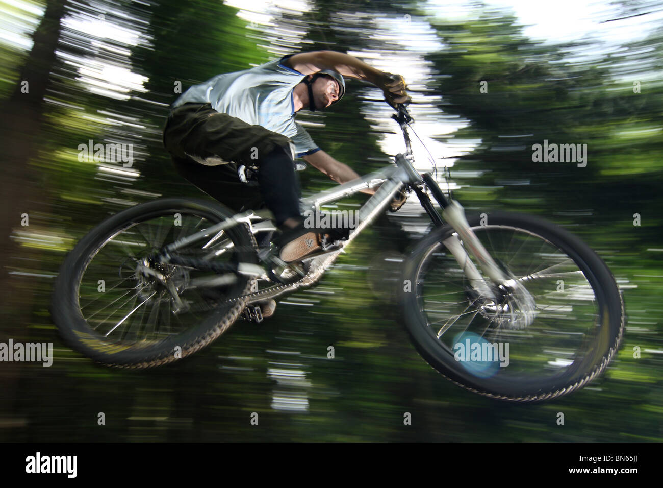 Vélo de montagne vtt de descente au cours de la race à Szczyrk, montagnes des Beskides, en Pologne. Banque D'Images