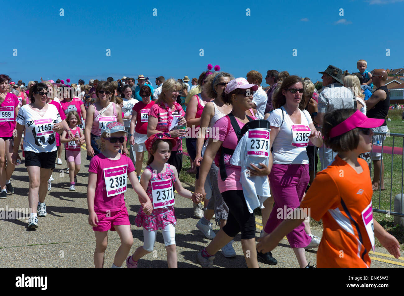 Les femmes et les enfants qui prennent part à la course pour la vie. Un événement de bienfaisance Cancer composé d'une course de 5 km pour les femmes seulement Banque D'Images