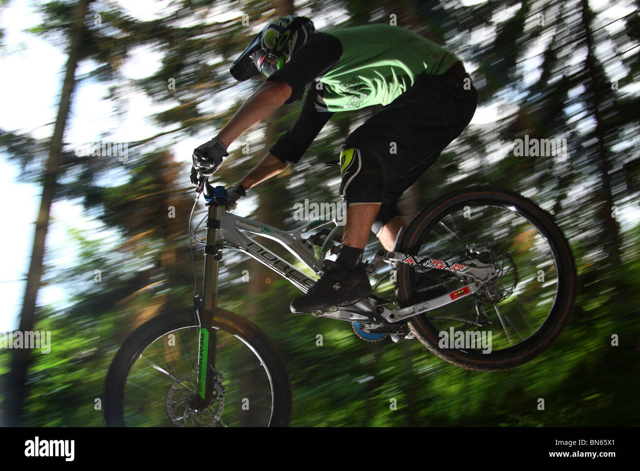 Vélo de montagne vtt de descente au cours de la race à Szczyrk, montagnes des Beskides, en Pologne. Banque D'Images