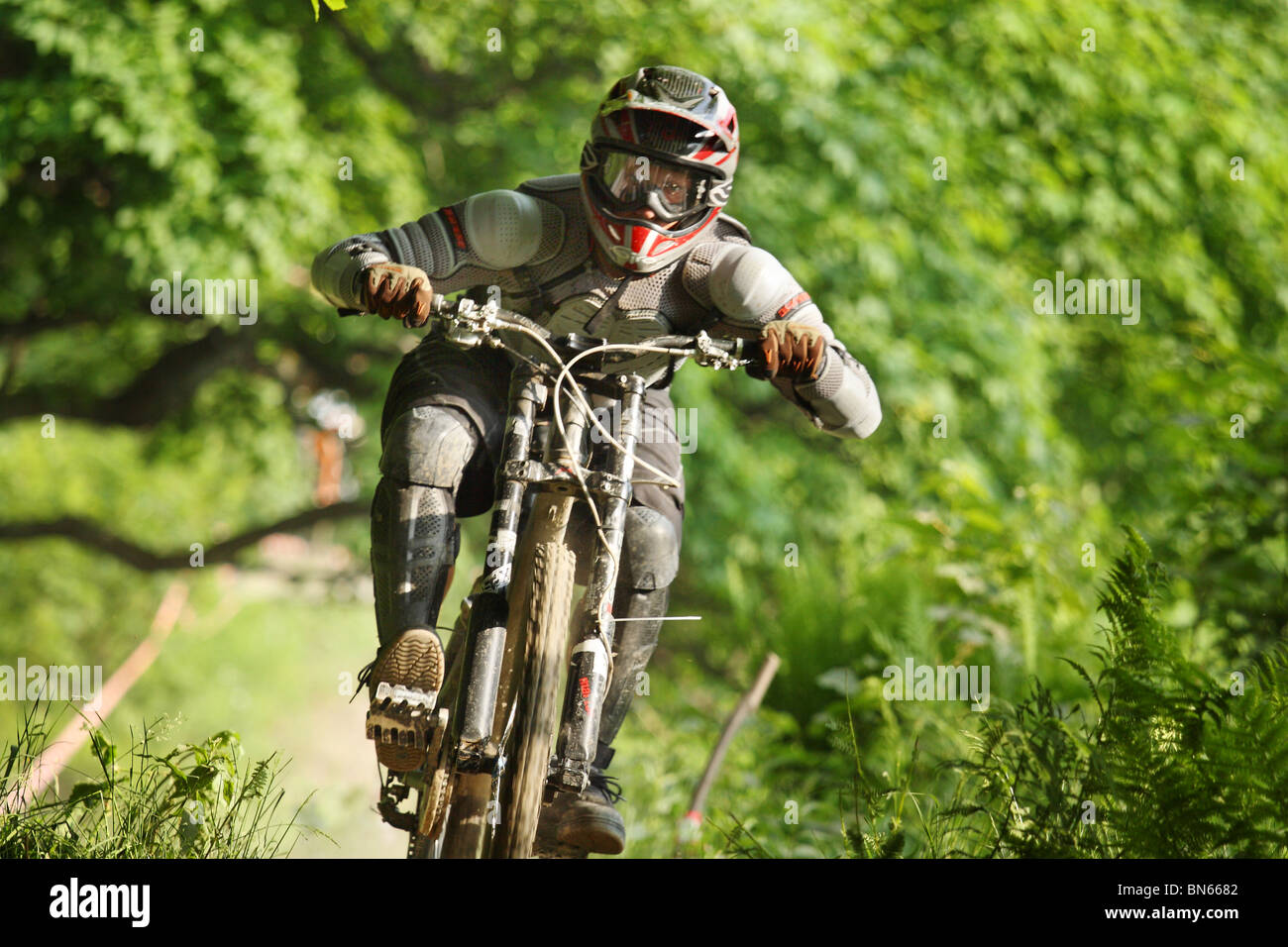 Vélo de montagne vtt de descente au cours de la race à Szczyrk, montagnes des Beskides, en Pologne. Banque D'Images