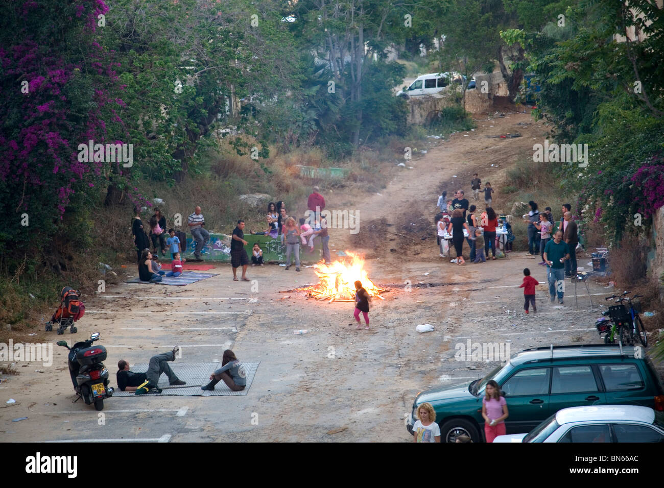 Les gens célébrant Lag BaOmer dans la zone Neve Tzedek de Tel-Aviv Banque D'Images