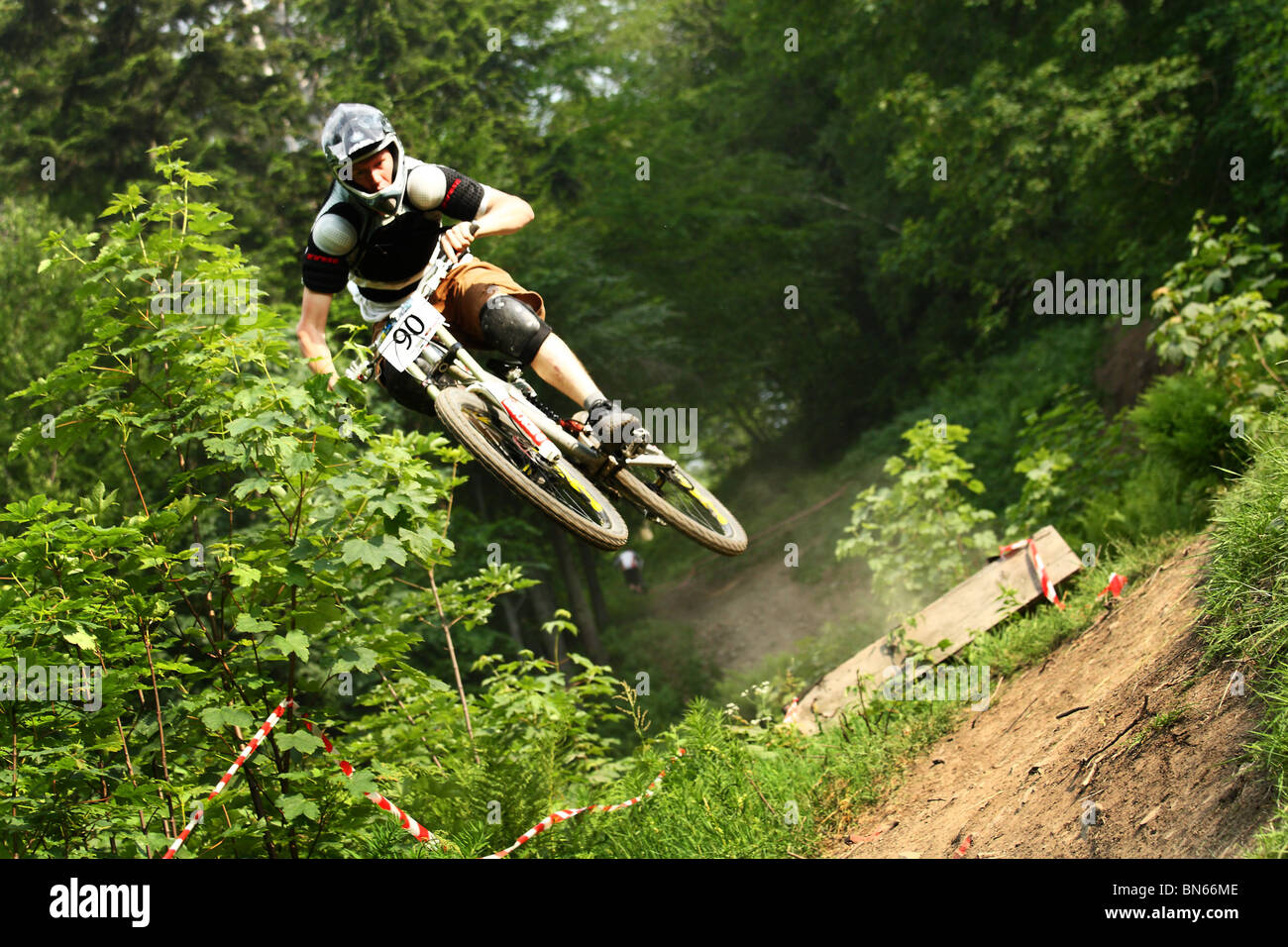 Vélo de montagne vtt de descente au cours de la race à Szczyrk, montagnes des Beskides, en Pologne. Banque D'Images
