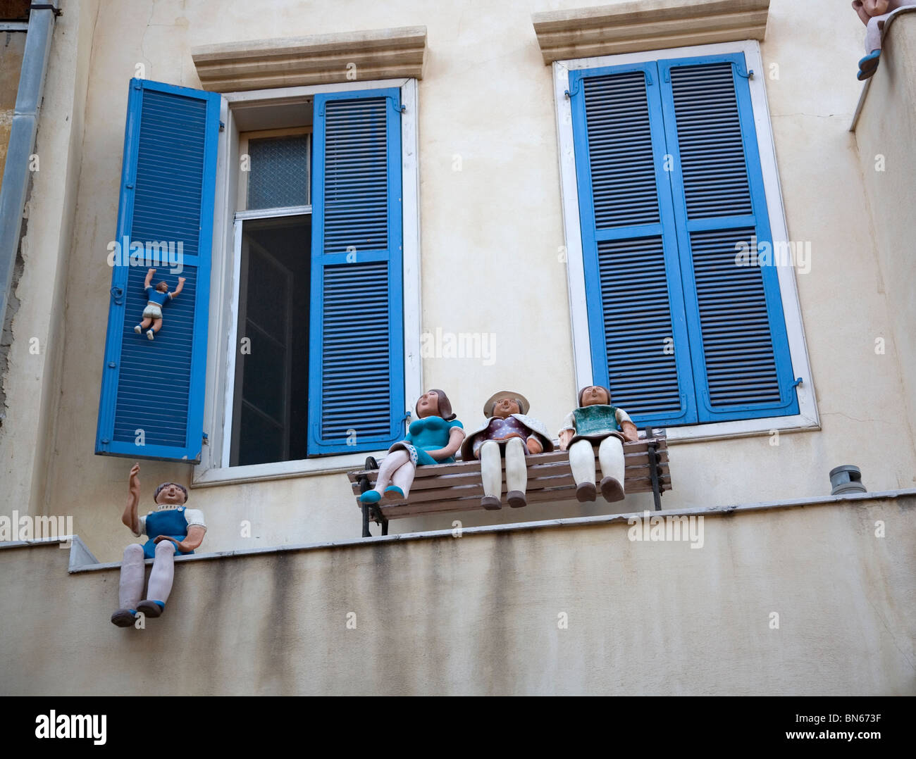 Galerie d'art avec figurines en céramique sur la façade de l'immeuble à Tel Aviv Banque D'Images