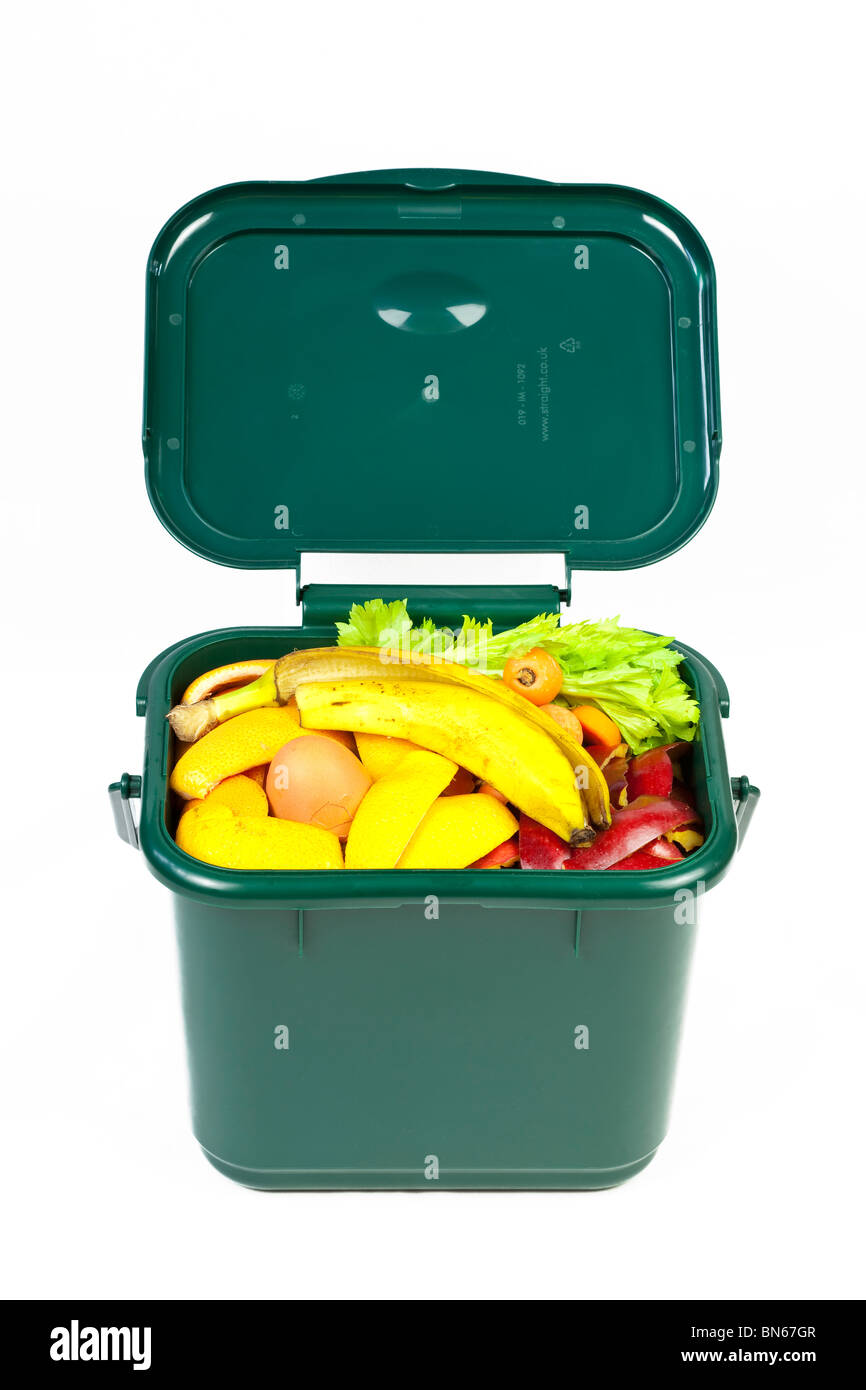 Pour le compostage des déchets alimentaires dans la poubelle de recyclage Banque D'Images