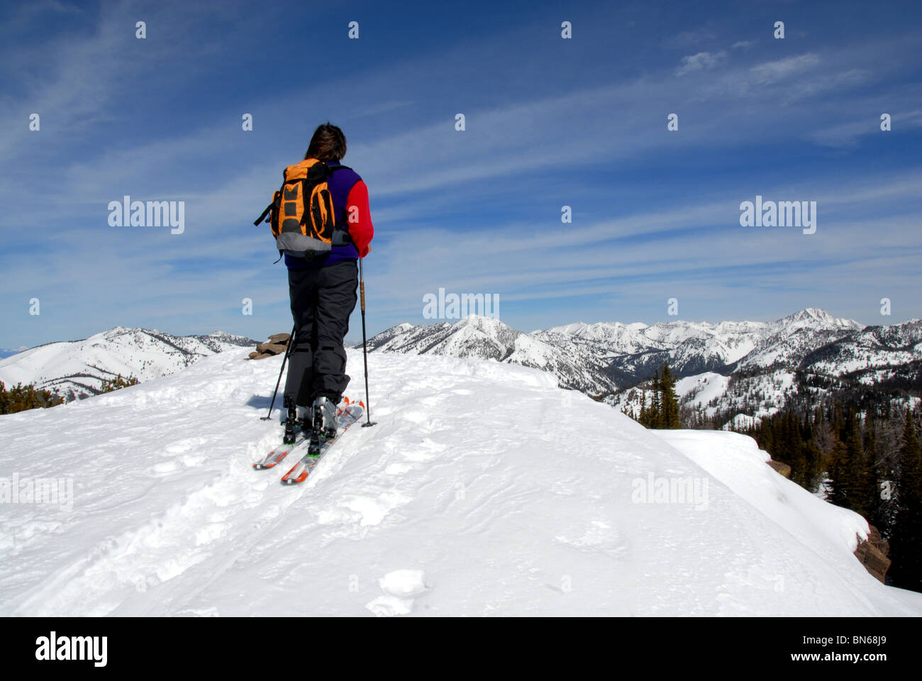 Le skieur de sommet de Montagne sans nom au-dessus de la galène Pass, Sun Valley, Idaho. Banque D'Images
