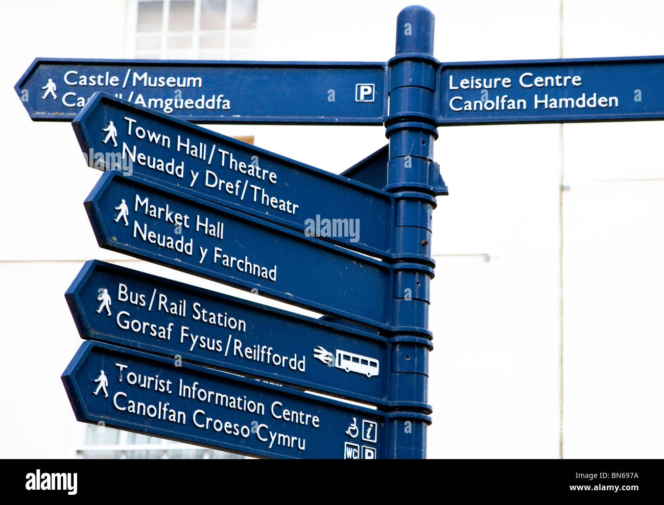 Inscription en anglais et gallois à Abergavenny, Gwent Banque D'Images